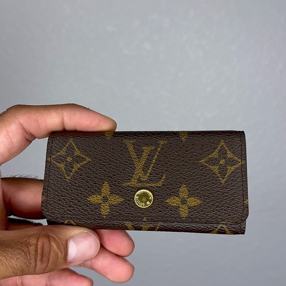 LV 4 key holder.